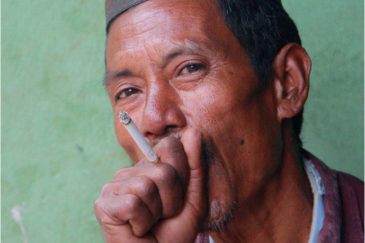 Так непальцы курят сигареты