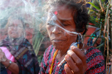Тетушки в Непале любят покурить...