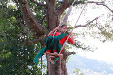 В честь праздника по всему Непалу в деревнях и городах устанавливают качели