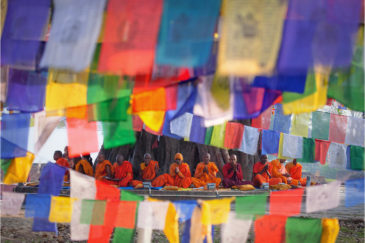 Буддистские монахи в Лумбини - месте рождения Будды