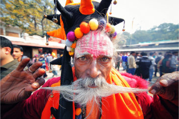 Садху-клоун на празднике Шиваратри в пригороде Катманду Пашупатинатхе