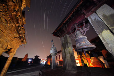 Звездные дорожки в ночном Бхактапуре