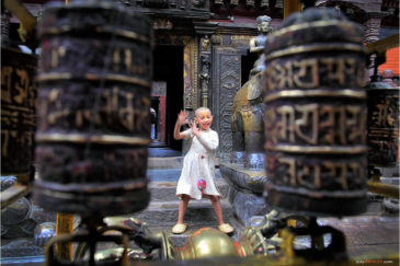 Маленький монах в Золотом храме в Патане