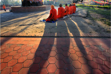 Восходящее солнце в Лумбини - месте рождения Будды
