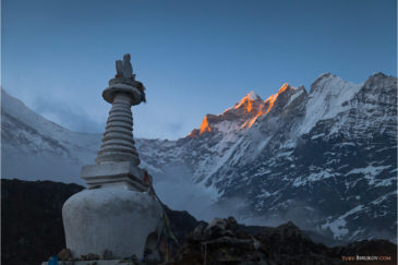 Закат в Гималаях. Ступа над поселком Кянжин Гомпа.