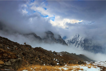 Гималаи затянуты облаками. Вид из базового лагеря Аннапурны