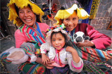 Индейцы кечуа на рынке городка Писак. Перу