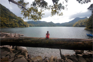 На берегу озера Балинсасаяо в кратере древнего вулкана на острове Негрос. Филиппины