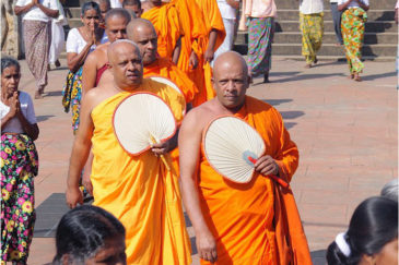 Процессия буддистских монахов на празднике в Анурадхапуре. Шри-Ланка