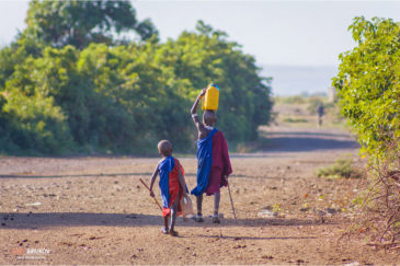 Дети несут воду из реки в масайской деревне Энгарука