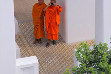 Монахи-туристы в Бангкоке. Тайланд