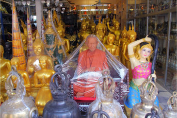 Упакованные святые на улицах Бангкока. Тайланд