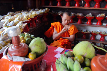 Скучающий монах в Чианг Мае. Тайланд