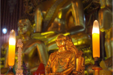 В Таиланде культ личности короля. Фигурка в буддистском храме Бангкока