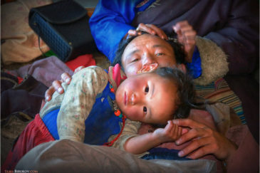 Тибетская семья, живущая у высокогорного озера Манасаровар