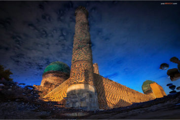 Самарканд в отражении (Мечеть Биби Ханум). Узбекистан