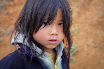 Девочка народности Черные Хмонги в окрестностях города Сапа
