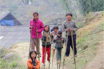Любимое развлечение деревенских детей - хождение на ходулях