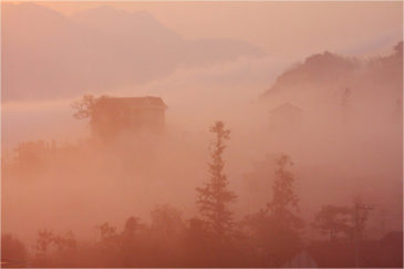 Туманное утро в Сапе в горном Вьетнаме