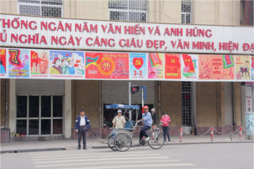 Пропагандистские плакаты на улицах Ханоя