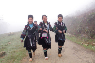 Веселые девчата из народности Черные Хмонги