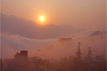Восход солнца и туман в Сапе (горы Северного Вьетнама)