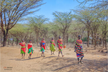 Женщины из племени Самбуру у поселка South Horr в северной Кении