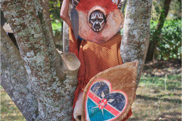 Мужчина в традиционной одежде племени кикуйю