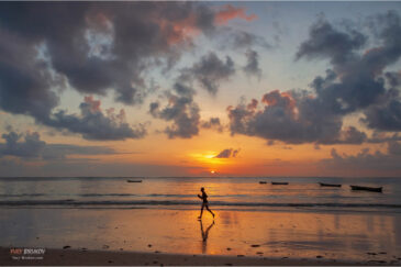 Рассвет над Индийским океаном на пляже Диани