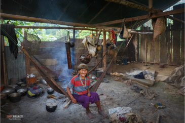 Бабушка из племени гуарани в своем доме