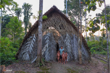 Семья индейцев Гуарани в амазонских джунглях