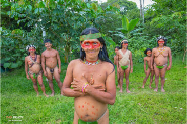 Индейцы племени Гуарани в труднодоступной деревне в национальном парке Ясуни