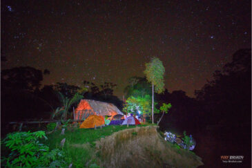 Наш палаточный лагерь рядом с домиками индейцев на берегу реки Ширупино в амазонской сельве
