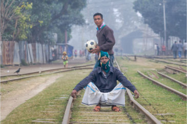 Футбольные фанаты на ж.д станции города Чандпур