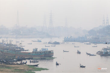Панорама реки Буриганга в центре Дакки