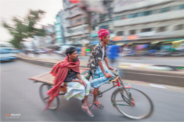 Скоростной рикша на улице Дакки - столицы Бангладеш
