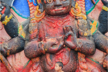 Статуя Черного Бхайравы в центре Катманду