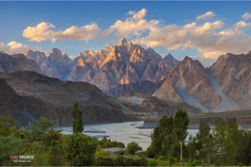 Горы Каракорум и река Хунза. Северный Пакистан