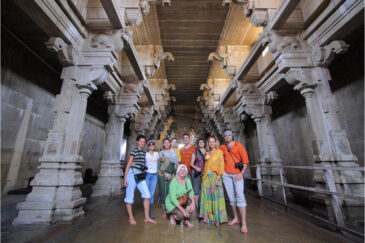 Наша группа в огромном храме города Мадурая. Южная Индия