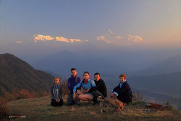 Наша команда на восходе солнца в деревне Сарангкот. Непал