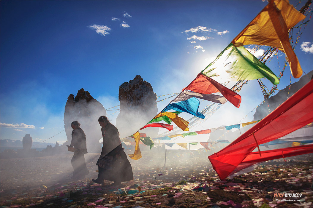 Паломники на церемонии на берегу озера Нам-Цо. Тибет