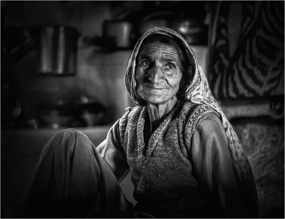 Бабуля из горной деревни недалеко от Дхарамсалы. Индия