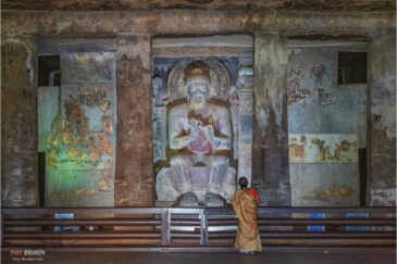 Поклонение Будде в пещерном храмовом комплексе Аджанта. Штат Махараштра