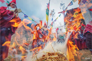 Буддистская церемония в деревне Шо недалеко от границы с Тибетом