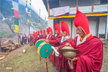 Монахи на буддистской церемонии. Долина реки Будхи Гандаки в районе горы Манаслу