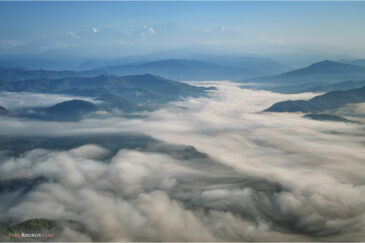 Предгорья Гималаев и утренний туман на выдержке 20 минут. Вид из поселка Бандипур