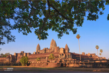 Огромный индуистский храм Ангкор-Ват на закате