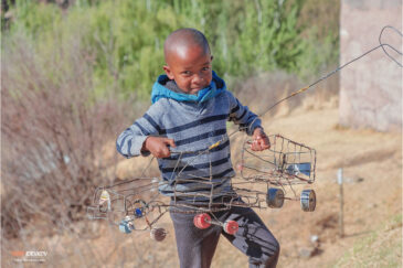 Самодельные машинки африканских детей