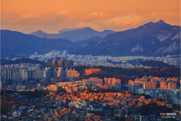 Вид на вечерний Сеул с телебашни на горе Намсан