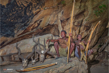 Аборигены из племени Хадза в ритуальной пещере